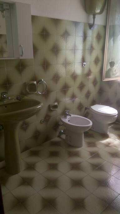 Bagno n°1 con vasca e finestra