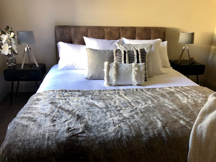 Veľká manželská posteľ King, šatník a dostatok miesta na vybalenie a oddych 