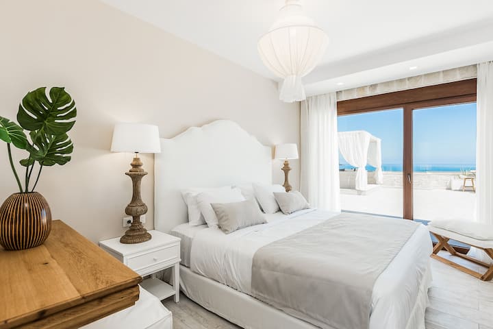 Tots els dormitoris del primer pis ofereixen accés directe a la terrassa del jacuzzi.