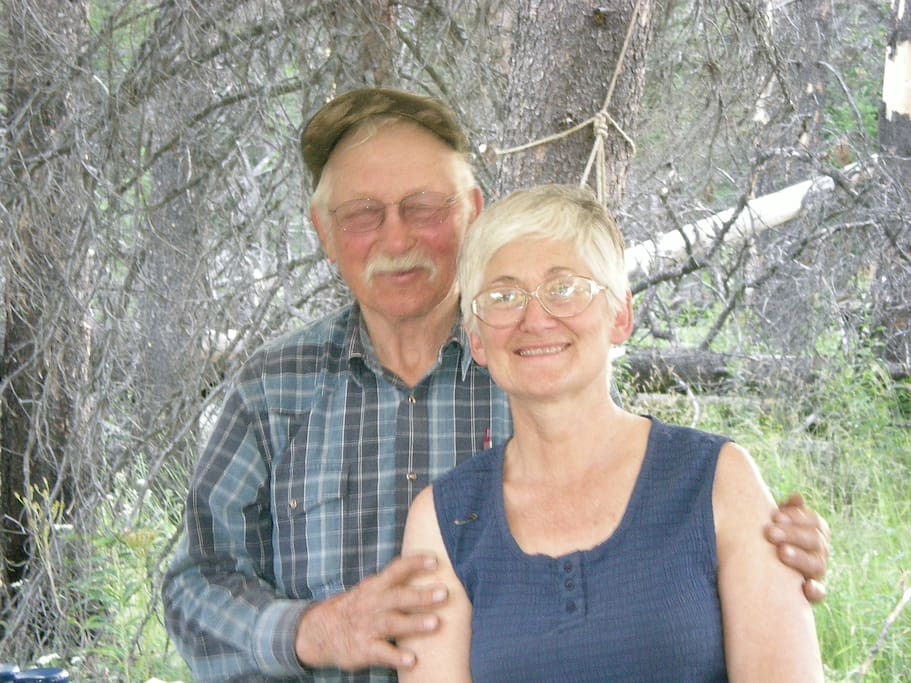 Hosts Jack and Karen Hooker