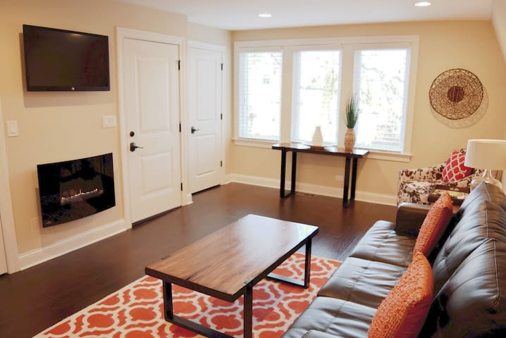 Trendy Roscoe Village 3BD/2B w/fireplace~ Cozy HM2