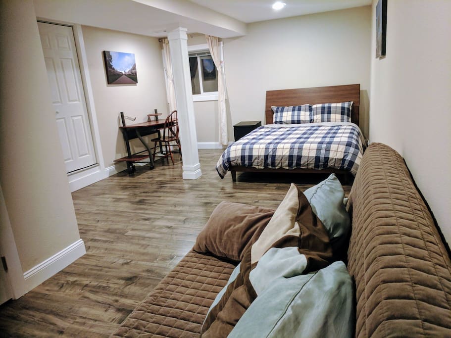 Larger bedroom, view from futon.
