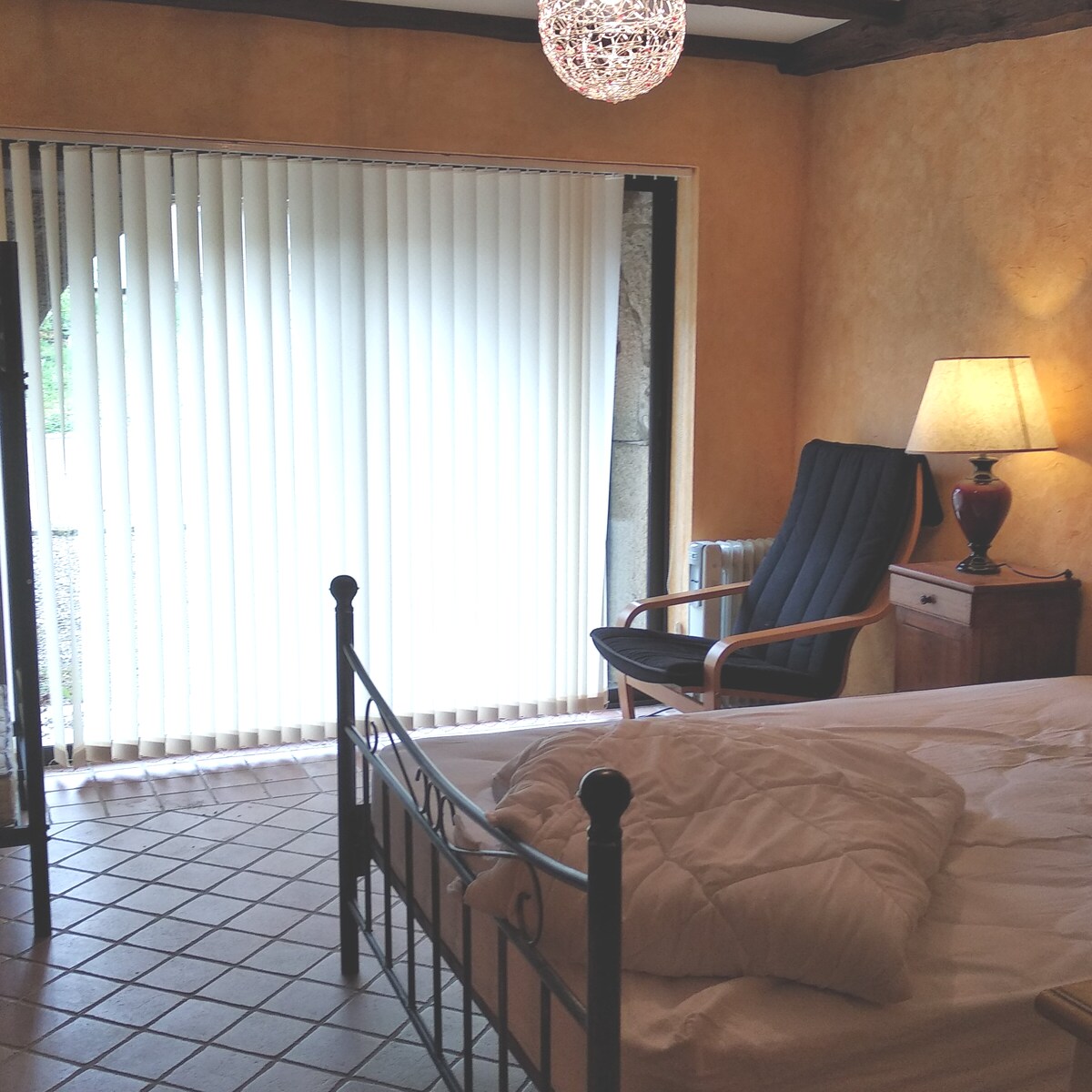 غرفة نوم مع نافذة خليج (مصراع أسطواني) تفتح على فناء خاص.
سرير مزدوج 140/190
سريران بطابقين 90/190 (على يسار الصورة). 