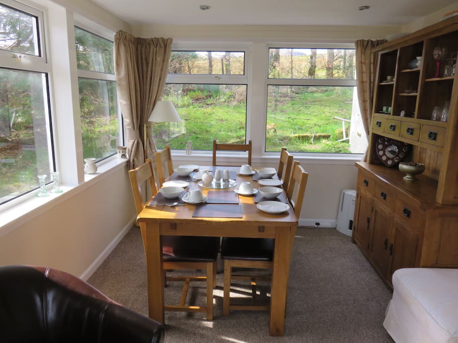 Breakfast room and guest lounge