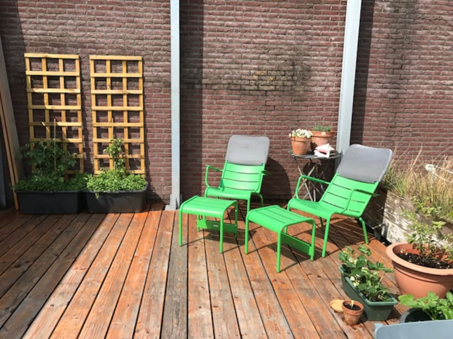 Roof terrace, with dining table, 4 chairs and 2 lounge chairs