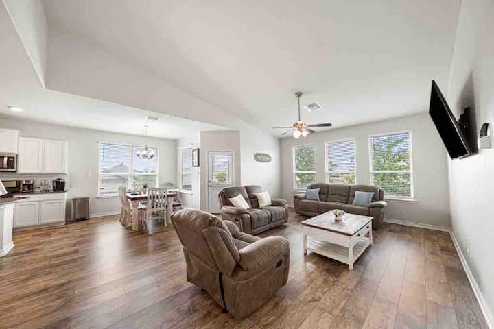 Spacious 5br Near Seaworld |Sleeps 14| Alamo Ranch - Helotes, TX
