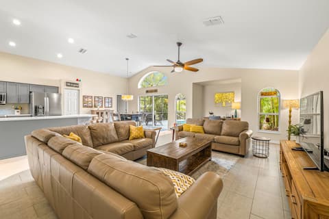 Tarpon Fun'n Sun-Pool, Beaches + Backyard Chickens