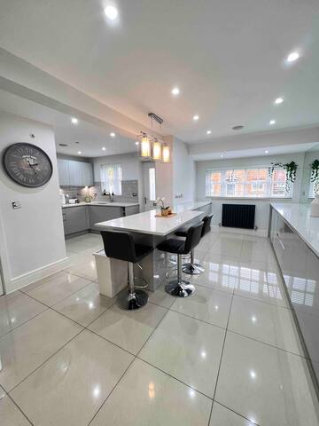 Stunning Home in Astley gallery image 3