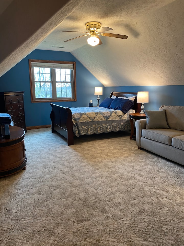 החדר של טרא, למעלה.  מיטת קווין סייז וספה נפתחת בגודל מלא.