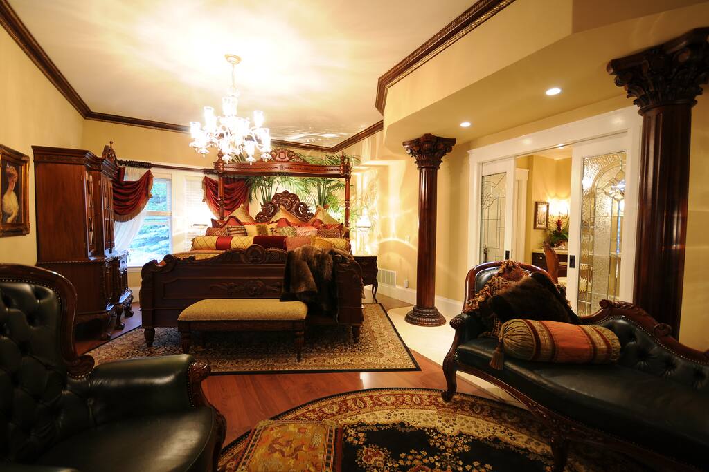 Master Bedroom #1 King Bed, full insuite bathroom, sitting room, Tv/WiFi The Crystal Palace Suite 750 square feet