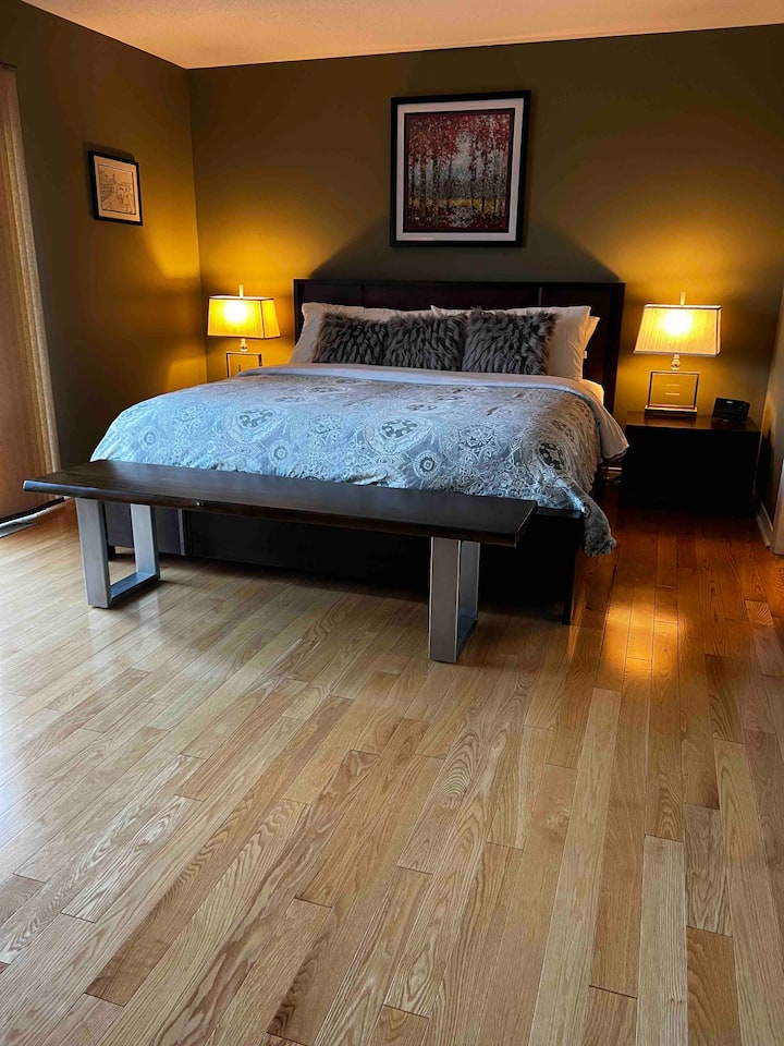 Spálňa číslo 1 (primárna spálňa) má manželskú posteľ King a veľkú šatníkovú skriňu, ako aj dva nočné stolíky, dlhú komodu a vysokú truhlicu.