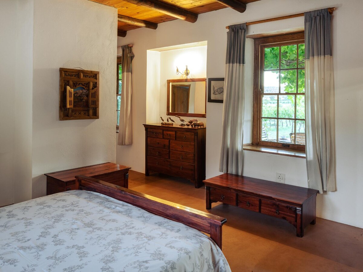 Shiraz房间配有标准双人床。套房设有马桶和淋浴间