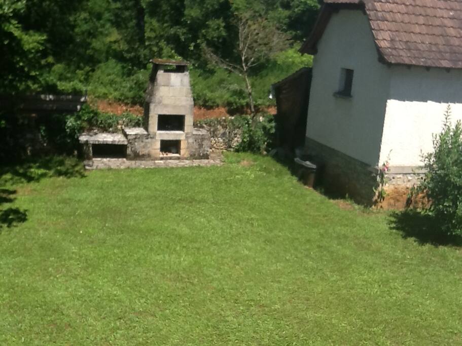 Barbecue en pierre côté nord de la maison