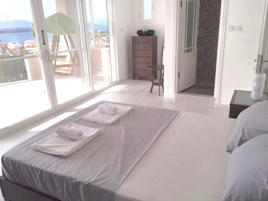 Großes Zimmer mit Bad en Suite und eigener Terrasse mit Blick auf das Meer