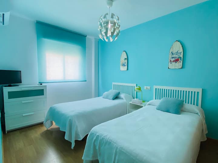 ห้องนอนที่ 3 เตียงเดี่ยว 2 เตียงและทีวีขนาด 19 นิ้ว (ชั้นบน)