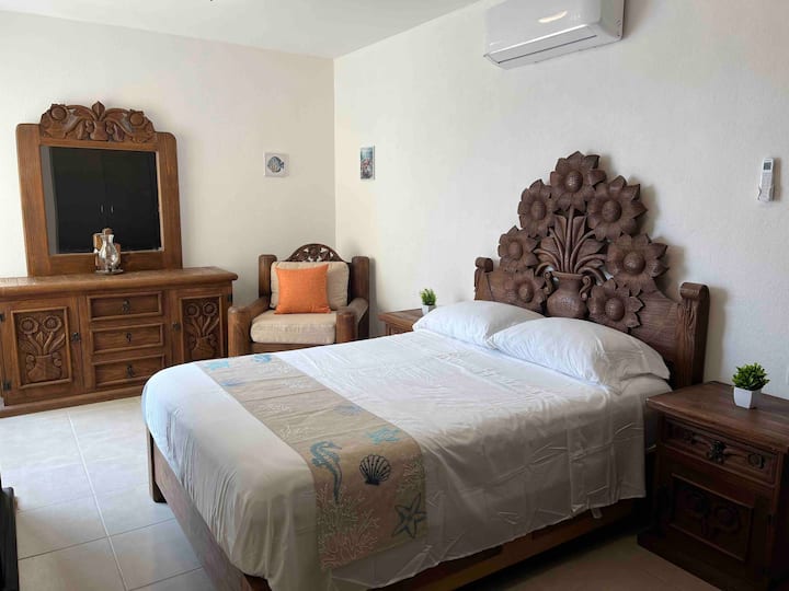 Recámara 1 muy amplia en PB, para personas mayores y/o con movilidad limitada 
Aire acondicionado silencioso, ventana con mosquitero, persianas de privacidad y blackout
Tocador con espejo, dos buroes, sillón y librero. 
Closet con cajones y ganchos. 