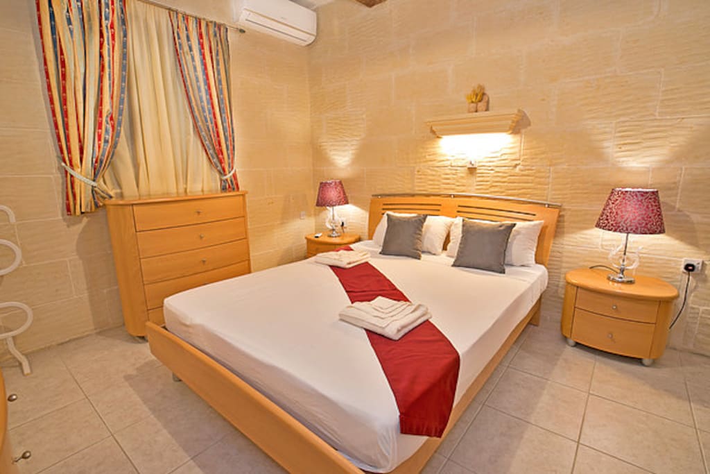 Skye Room 1 Queen bed