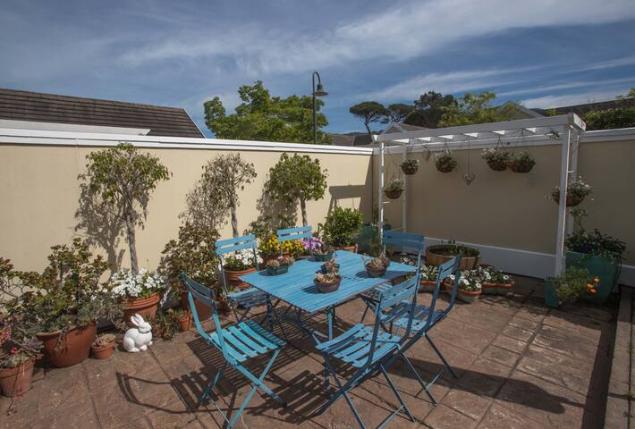 Happy home in Constantia gallery image 3