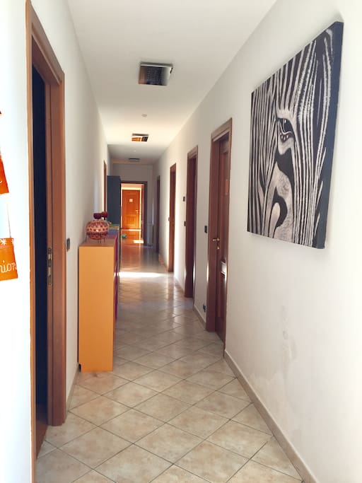 Grand appartement de 250 m2 sous les toits.
Si vous vous perdez dans l'appartement les symboles sur les portes vous guideront !