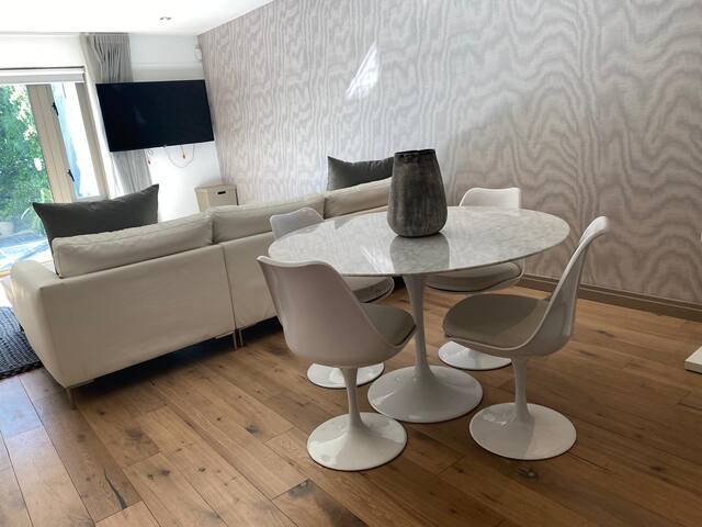 Chic villa for 8 quiet yet at heart of Camps Bay gallery image 2