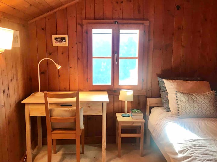 4. spavaća soba: radni stol i krevet za jednu osobu 90x200, prvi kat, pogled na planine. Može se dodati udoban madrac 90x200.