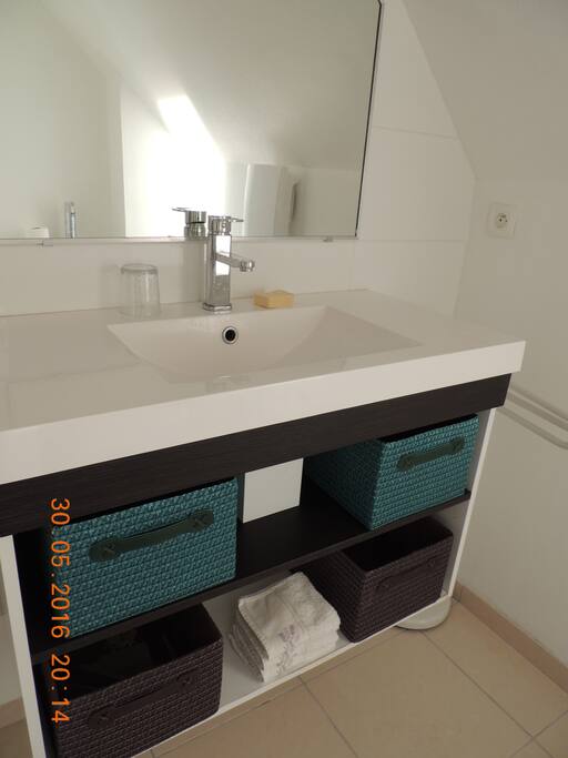 meuble vasque, douche spacieuse et wc