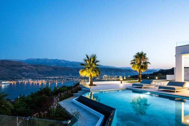 Panoramic sea views, private heated pool & jacuzzi gallery image 3