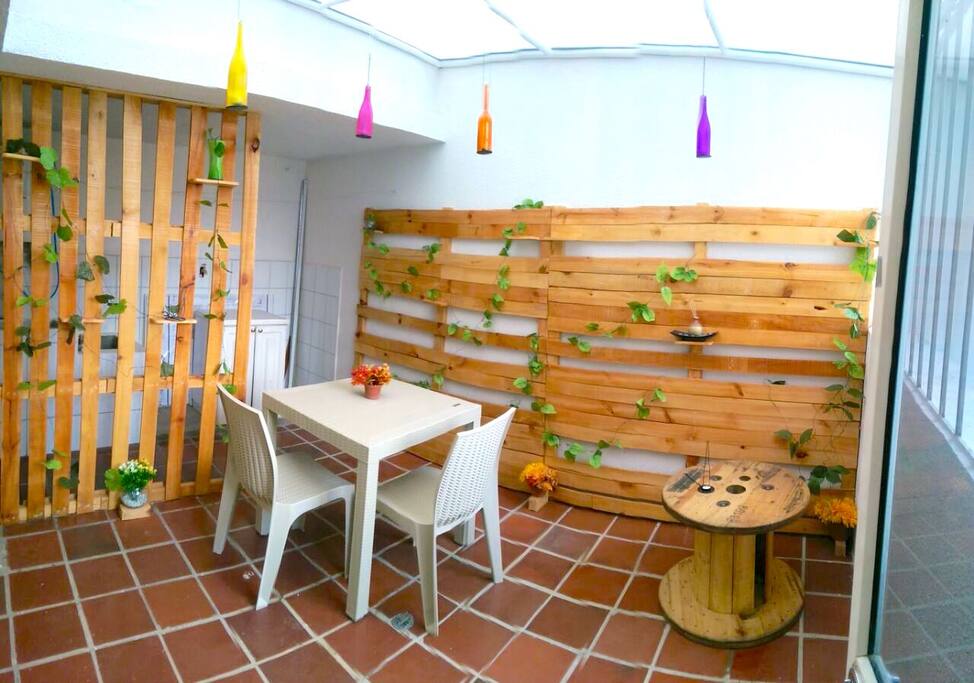Covered & private patio! / Patio privado, cubierto y moderno