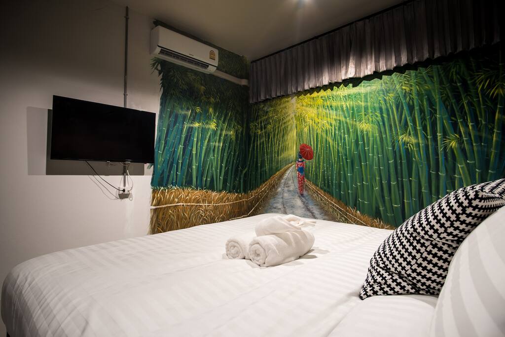 Double room with king size bed private bathroom Room102