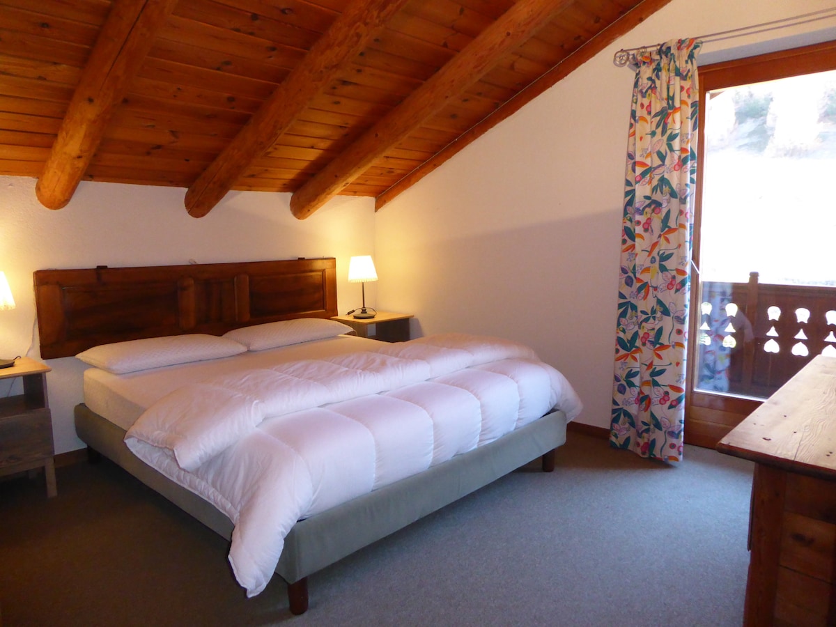 Стая с малко двойно легло