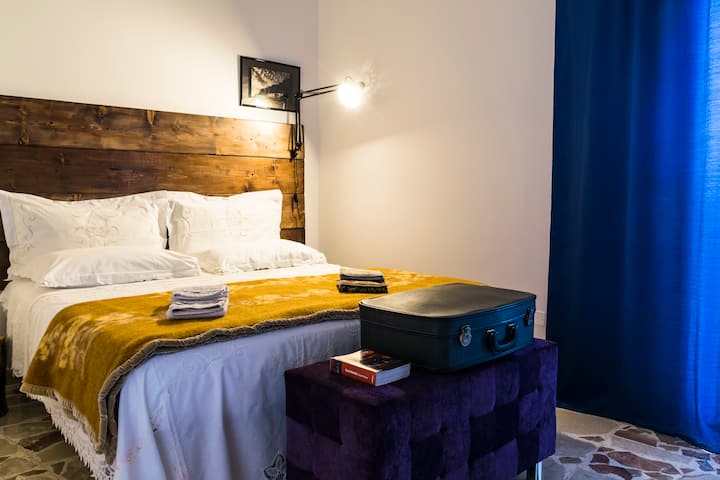 غرفة مع نافذة فرنسية بإطلالة على البحر.