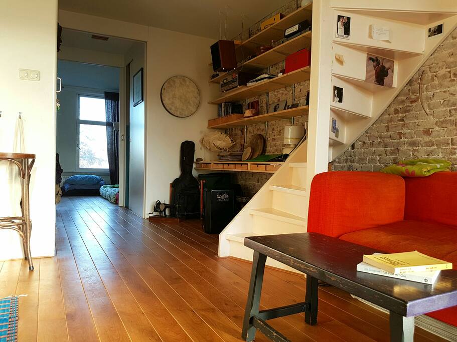 Living room (with entrance to the guest room in the back)