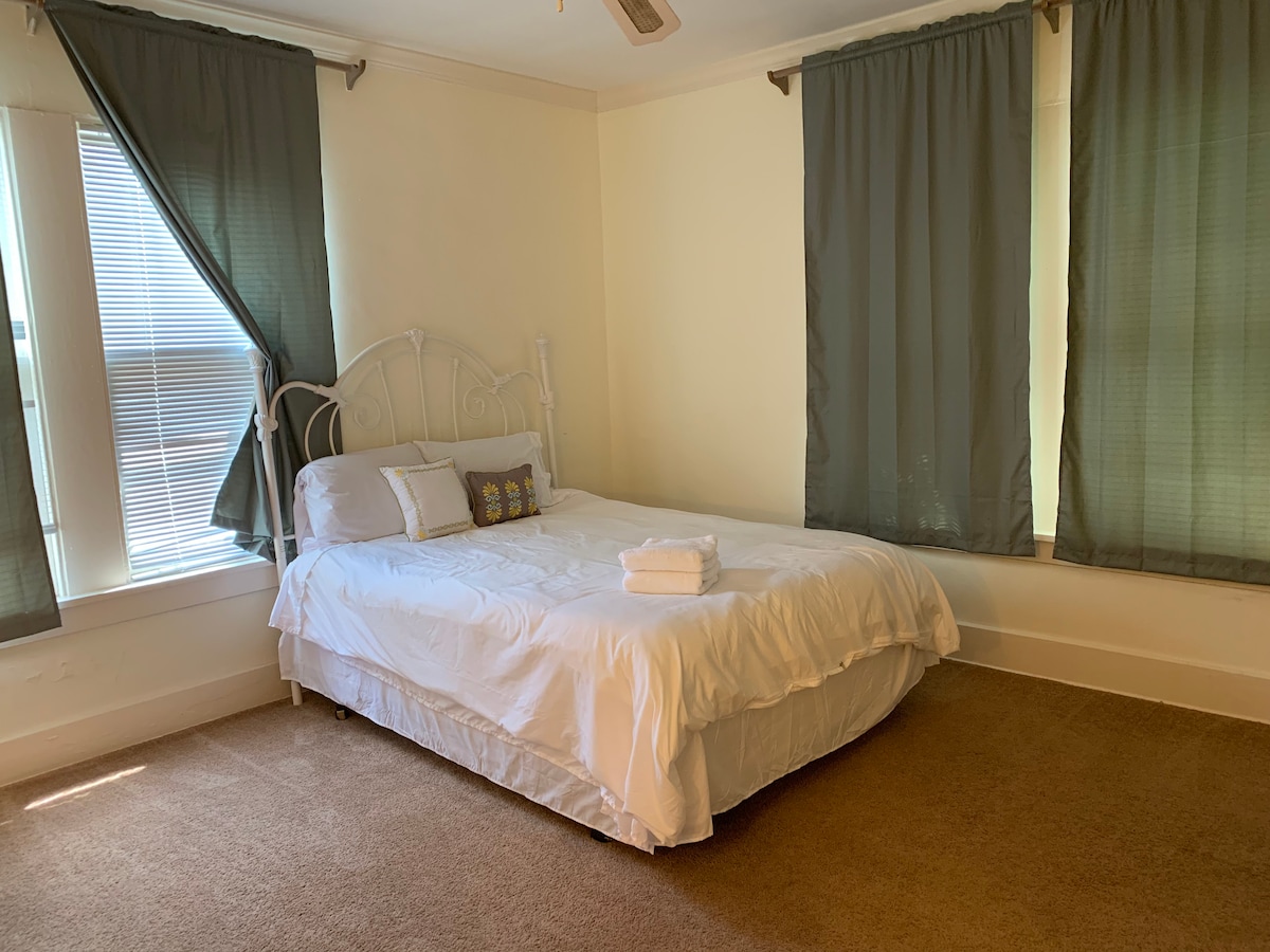 Chumba bora cha kulala, bafu la kujitegemea - ghorofa ya juu

Malkia 1 - watu 2
Bafu: bafu, hakuna beseni la kuogea