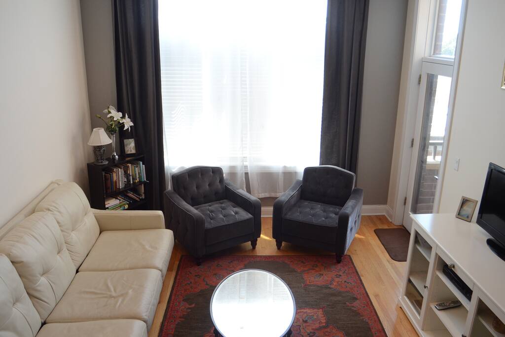 East Lakeview 2 Br Penthouse w/ private balcony 04  
