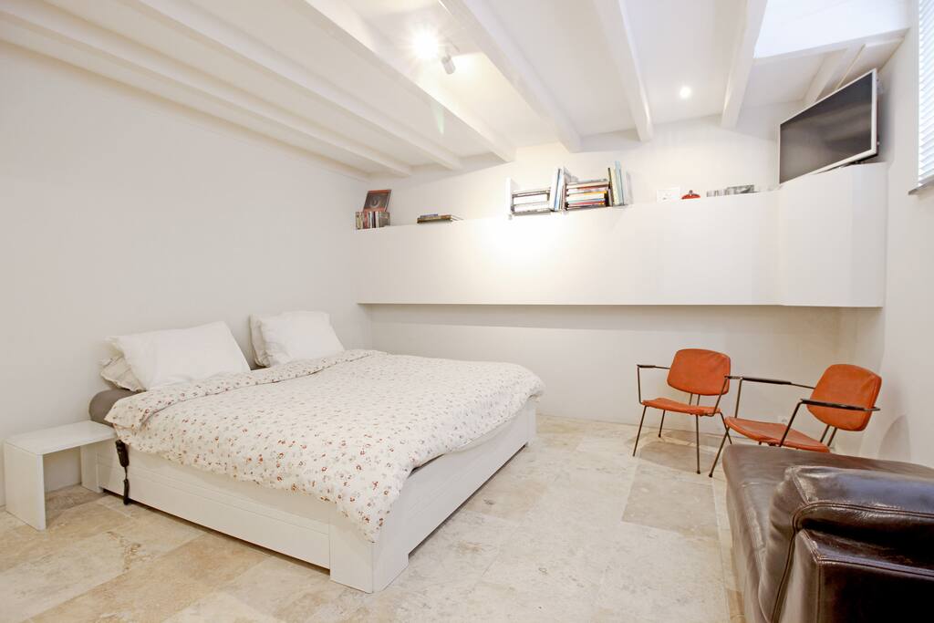 Amazing bedroom with some good TV