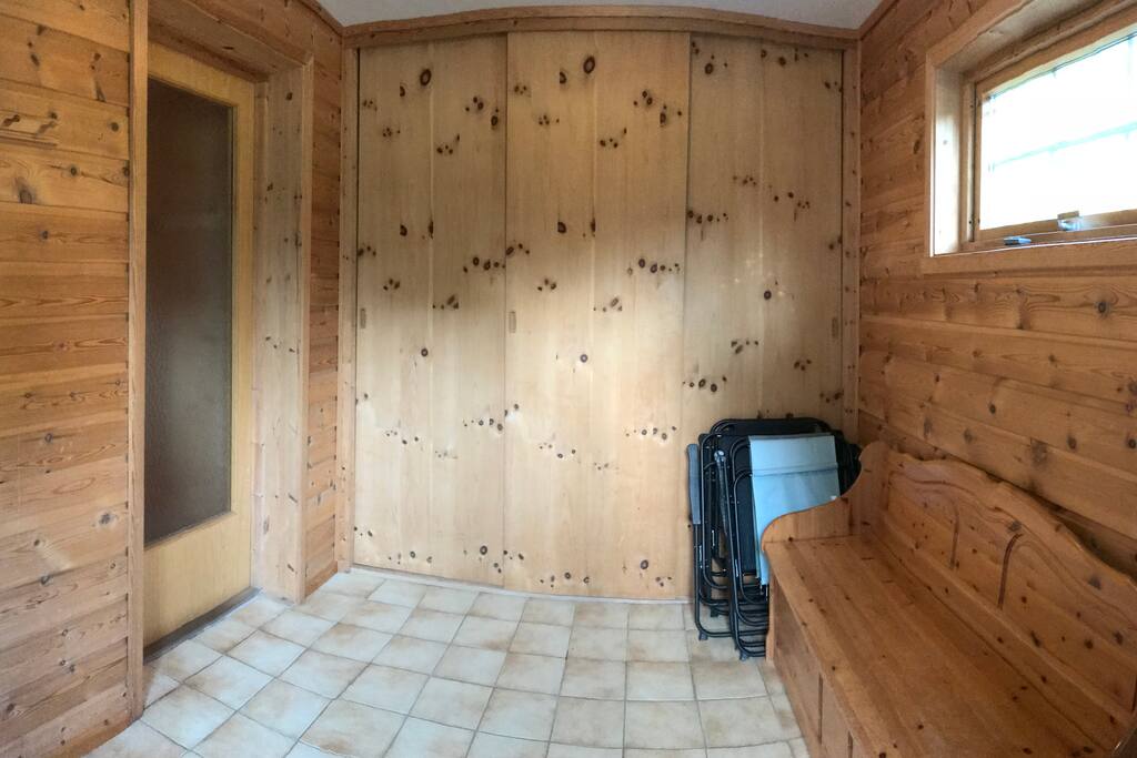Entrance with lots of storage/ inngangsparti med mye lagringsplass