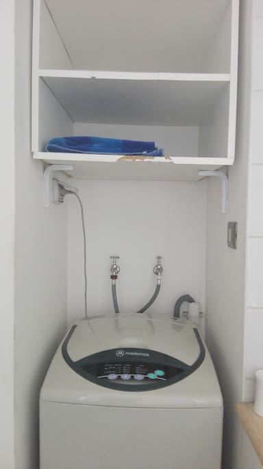 Lavadora y baño equipado