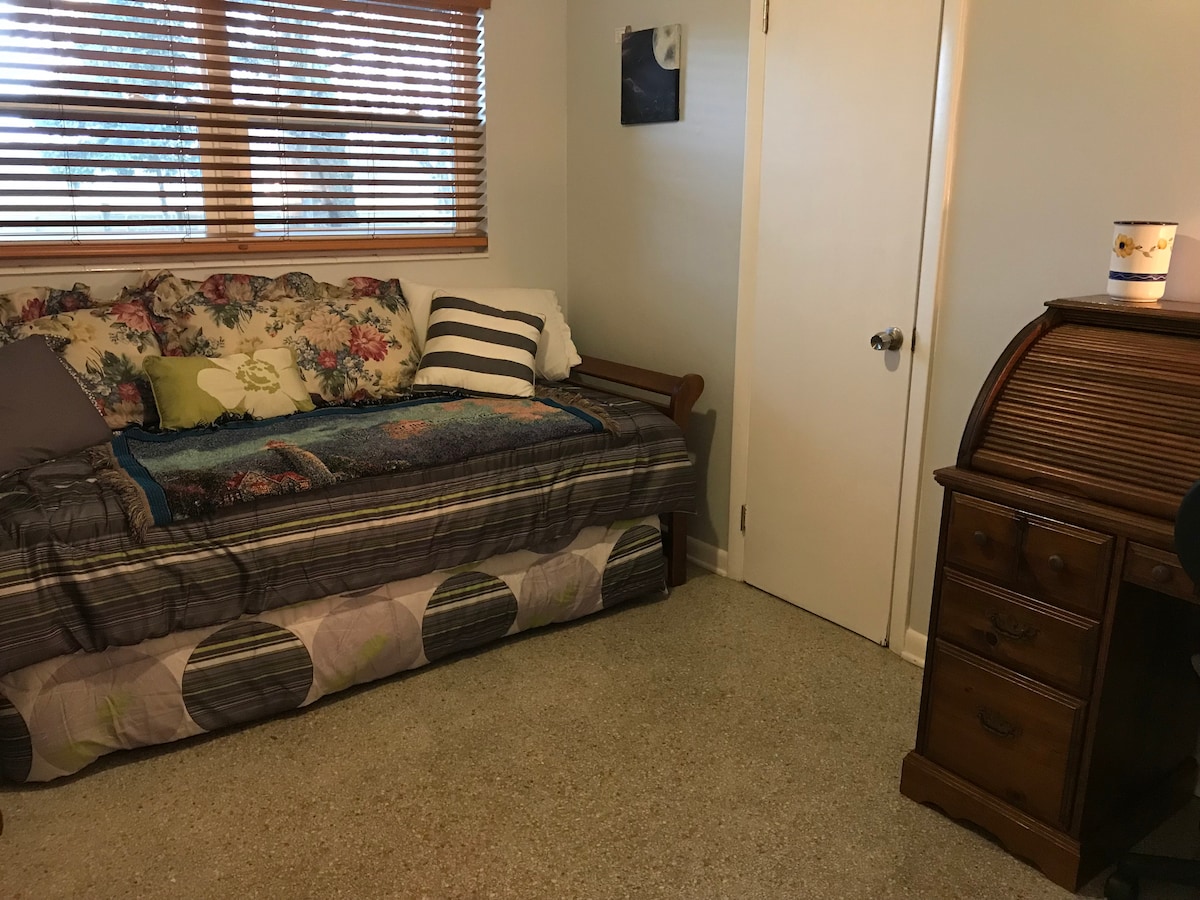 Tretia spálňa je tiež pracovný priestor s lešteným stolom z masívneho dreva.  V našej pohodlnej posteli v štýle sa môžu ubytovať 2 hostia. Môžete použiť náš difúzor a voňavé oleje. V tejto miestnosti sa nachádza žehliaca doska/žehlička.