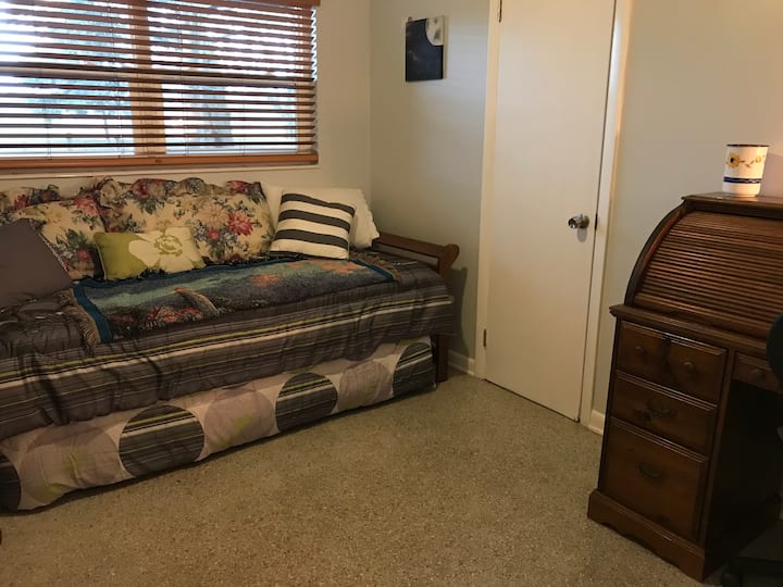 第三间卧室也是一个工作空间，配有抛光实木卷桌。  我们方便的带轮式床可容纳2位房客。 欢迎使用我们的扩散器和香味精油！ 房间里有烫衣板/熨斗。