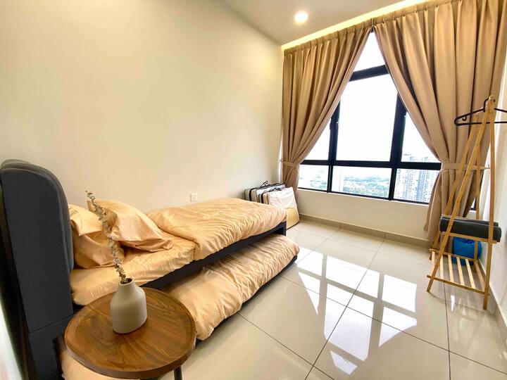 Spoločenská miestnosť s rozkladacou posteľou a extra matracom na podlahe 