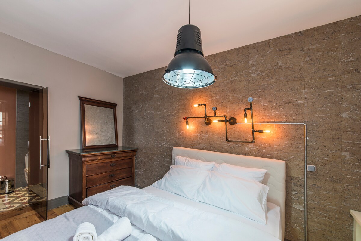 ห้องนอนแรกพร้อมเตียงคู่