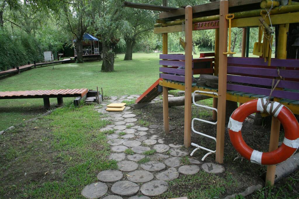 Casita de niños en el árbol y caminito a la cabaña