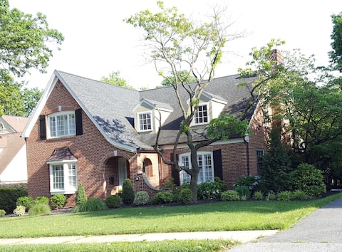 Private apartment & floor, 200 yds from UD center