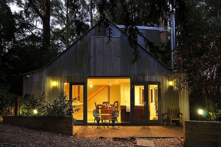 Coorabell Retreat - wood fireplace and SPA