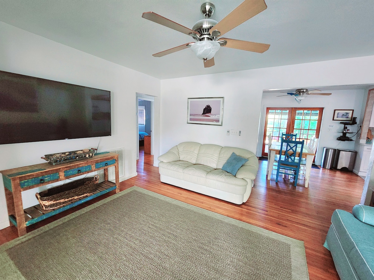 Sebule kubwa yenye TV ya inchi 65, makochi 2 ya starehe yenye ukubwa wa juu. Sofa ya bluu ina kitanda cha kuvuta kwa usiku wa sinema na watoto wote!