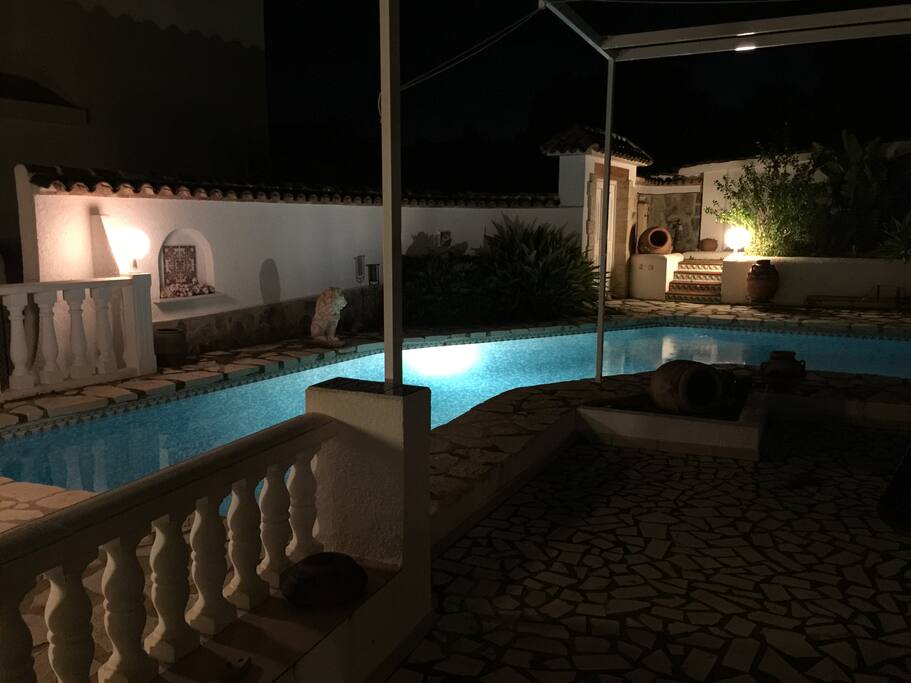 éclairage de la piscine pour un bain de minuit
