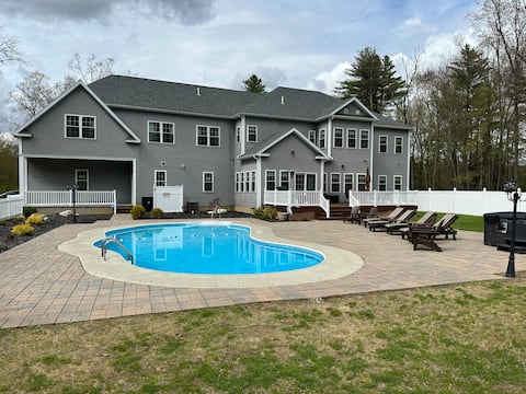 9BR Luxury Retreat On 10 Acres! Heated Pool+HotTub
