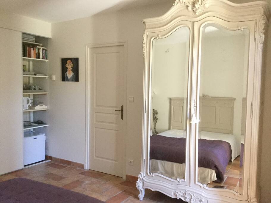 Spacious bedroom with fridge, kettle, tea and coffee