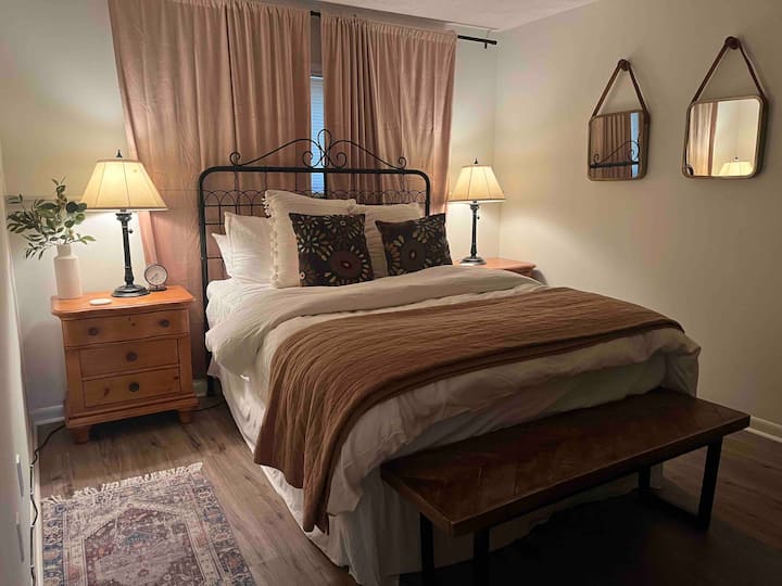 Habitación con una cómoda cama tamaño queen, ropa de cama de felpa.