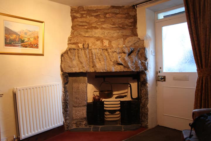 Rock Cottage - Log burners and jacuzzi bath